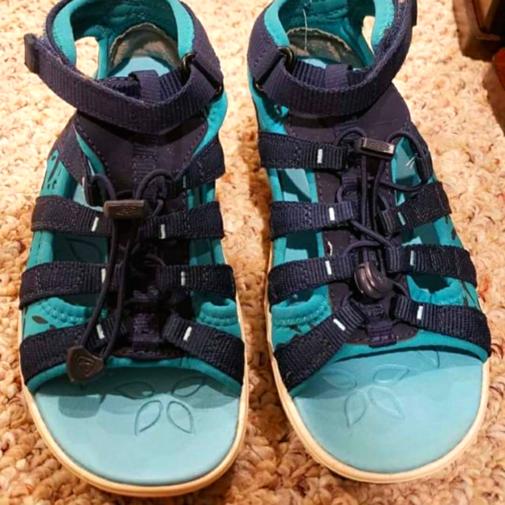 KEEN WATERSHOES NEW SIZE 4Y